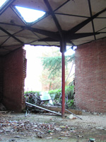 pabellón de corrales en la caasa de campo. en ruinas